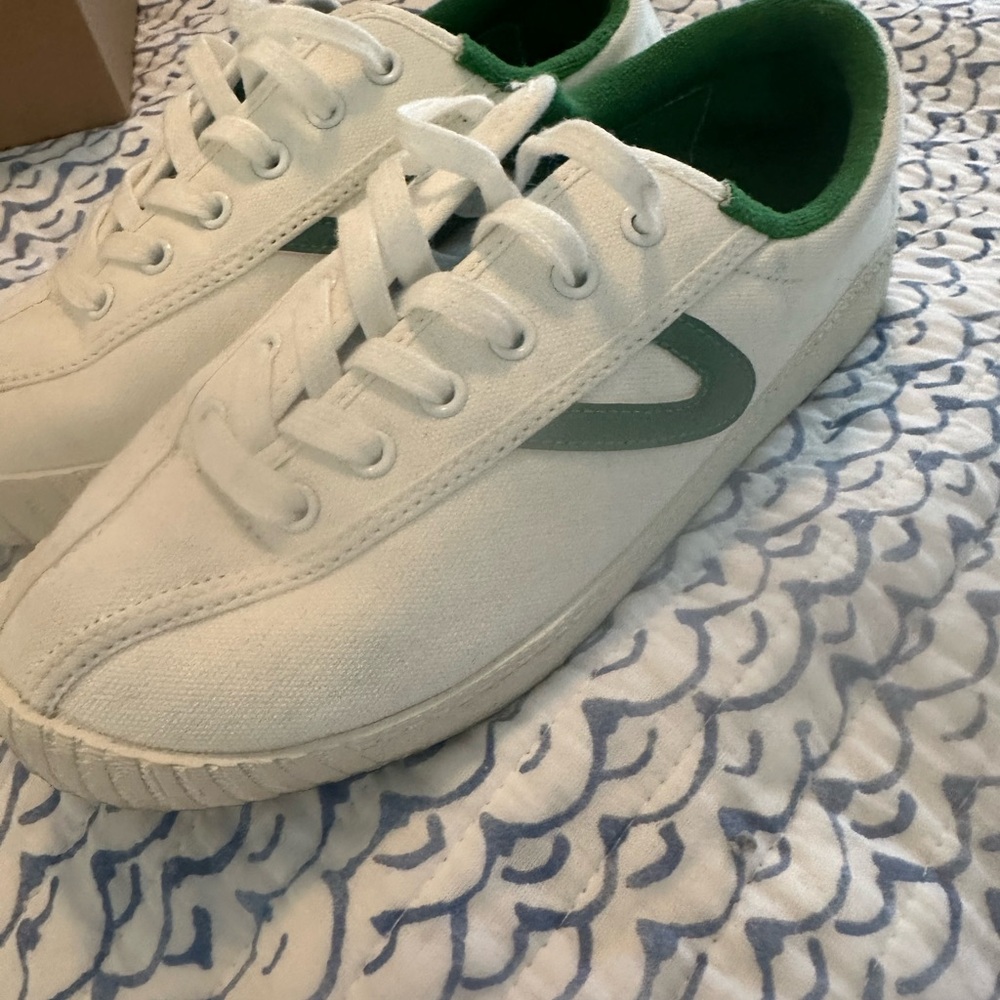 EUC Woman’s Tretorn Sneakers Size 7